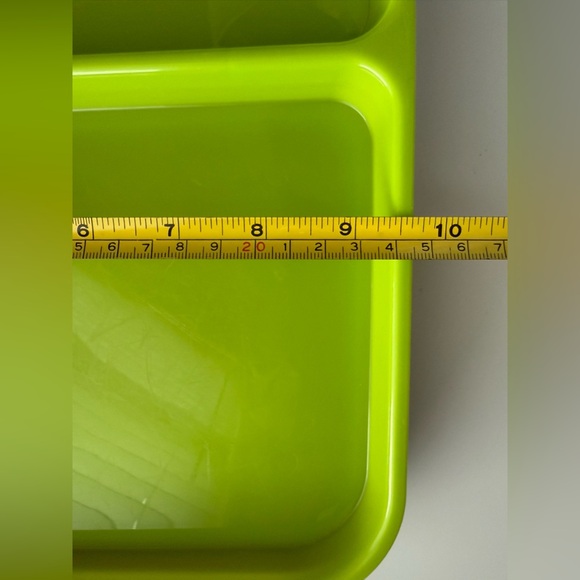 4 Divided Plates - 2 Green and 2 Pink - Picture 3 of 7